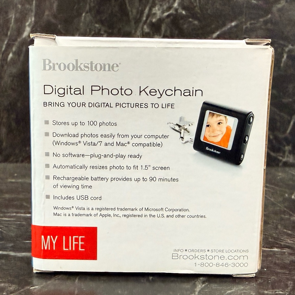 BROOKSTONE Digital Photo Keychain - Picture 11 of 12